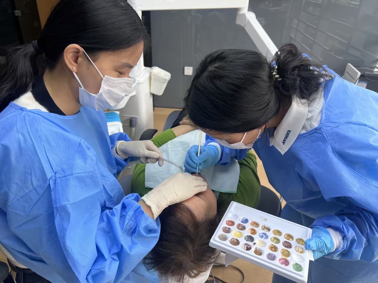Latest company blogs about Sophisticated color technicians are coloring the patient's teeth